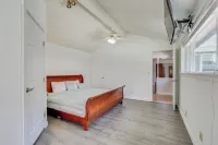 15 Mi to Dtwn Seattle! Home with Fun Outdoor Space