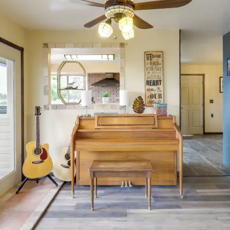 Family-Friendly Utah Home Deck, Mountain Views! Hotele w: Uintah County