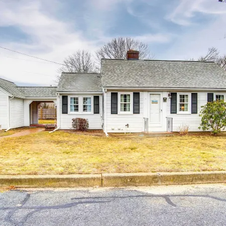 2 Mi to Beach Walkable Coastal Gem in Hyannis!