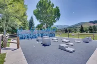 Walk to Beaver Creek Shuttle! Avon Condo w/ Deck - 주차장