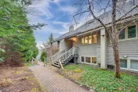 Cozy Bretton Woods Ski-in/Ski-Out Condo w/ Deck! - 3-Star