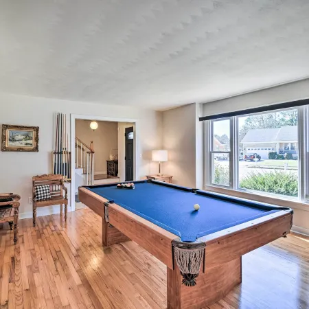 Spacious Chesapeake Home w/ Pool Table!