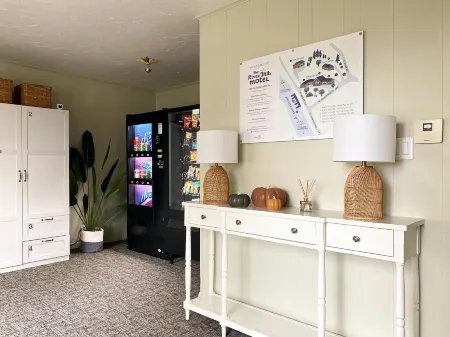 The River Hills Motel - Algoma, WI - Near Door County