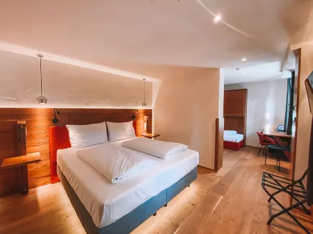 Altstadtmittehotel Sonne Отели рядом с достопримечательностью «Cathedral of Saint George»