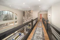 Group Getaway! 8,000-sq-ft Gem, Arcade + Theater - Boutique
