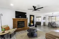 Sky Harbor House - Centrally Located W/Hot Tub 3 Bedroom Home by RedAwning Hotel di Yucca Valley