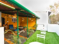Hostel Mantra โรงแรมใกล้หาดอักษา