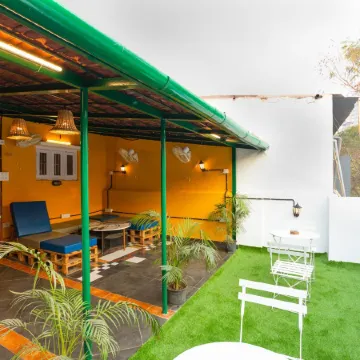 Hostel Mantra Отели рядом с достопримечательностью «Пляж Акса»