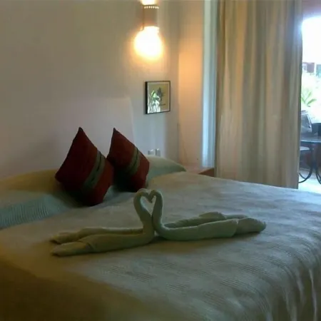 Beautiful 3 Bedroom Condo w Swimming Pool- 1 Block from Fabulous La Ropa Beach