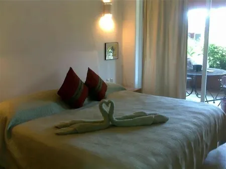 Beautiful 3 Bedroom Condo w Swimming Pool- 1 Block from Fabulous La Ropa Beach