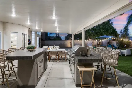 Luxury Pool Home w Theater Games Mountain View Отели рядом с достопримечательностью «Библиотека Роленд Хай Скул»