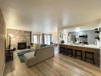 Clean modern farmhouse in Snowcreek with 4 minute walk to shuttle and preserve