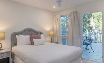Conch Cottage by AvantStay Walk to Beach Deck Fireplace Outdoor Dining
