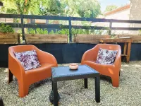 尼姆斯快樂客棧 鄰近O2la O Deux Là的酒店