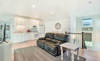 2 Mi to Town: Castle Rock Retreat w/ Fireplace!