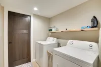 Modern Rapid City Vacation Rental w/ Deck - Alojamientos