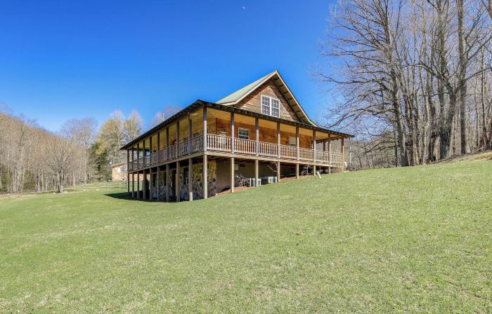 Tranquil Mountain Getaway in Troutdale: Game Room!