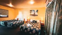 Mountain Creek Motel Bar & Restaurant
