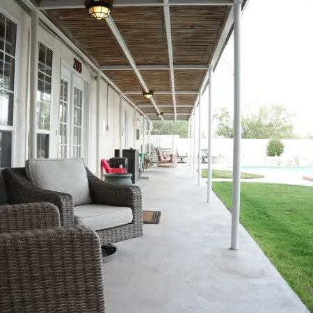 Spacious 3Br Stay Shared Pool - Perfect for Families.