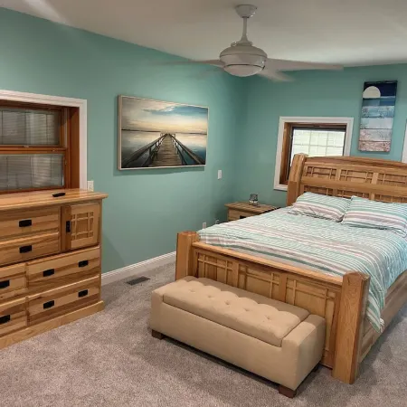 Comfy lake home on the water mins from cp, sports force, downtown and the jet