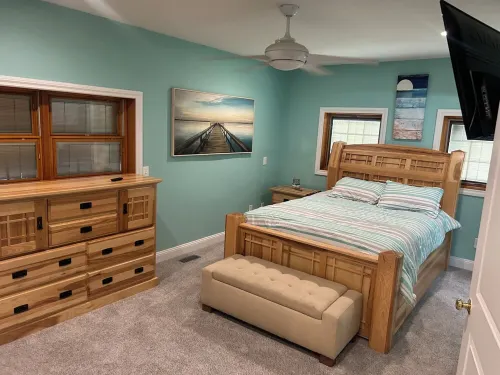 Comfy lake home  on the water mins from cp, sports force, downtown and the jet