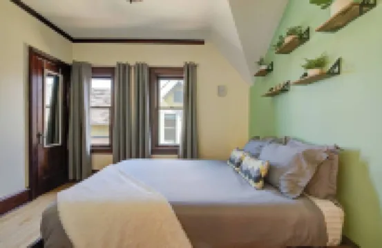 Stunning Brewers Hill Retreat with 2 bedrooms & 1 bath Hotels in 