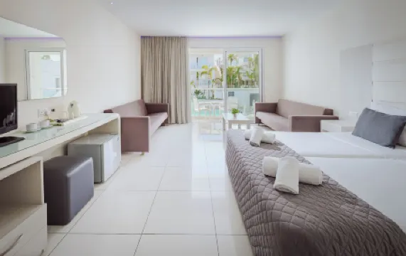 塔西亞馬里斯綠洲酒店