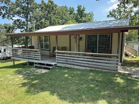 Come stay at the quite and Cozy Rustic Hideaway