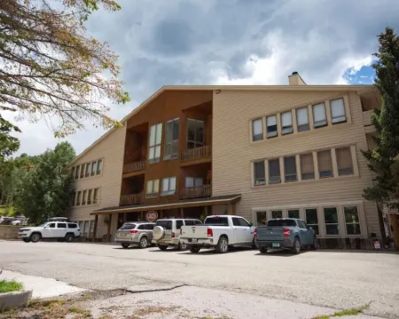 Family-Friendly Condo-1 Minute Walk to AF Lifts, Equipment Rental, Restaurants Hotels in Angel Fire