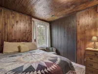 INCREDIBLE 8br 4ba Log House, Big St Germain Lake, Outdoor Covered Bar, Beach Hotels in St. Germain