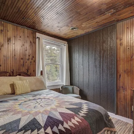 INCREDIBLE 8br 4ba Log House, Big St Germain Lake, Outdoor Covered Bar, Beach