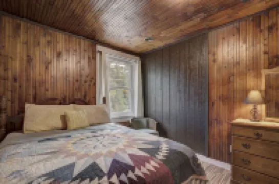 INCREDIBLE 8br 4ba Log House, Big St Germain Lake, Outdoor Covered Bar, Beach