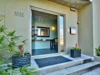 MODERN HOME STEPS FROM BEACH