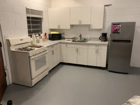 Comfy, breezy 2 bed 1 bath - Northside apartment.