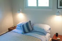 Architectural cabin, salt water pool, fire pit, 3 blocks from bay, private Hotels in Northwest Harbor