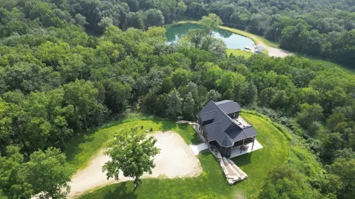 Cliffside Cottage, Private Pond, 50 acres w/ Breathtaking views near Galena, IL