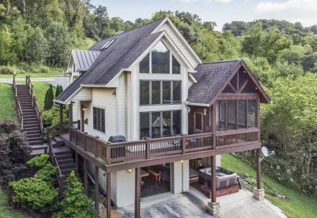 Tranquil Waters Retreat: Hot Tub, Pool & Lake Views