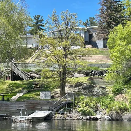 4 Bed, 2 Bath Lake House - Lotw, Road Access, 2 Mins to Downtown, Dog Friendly!