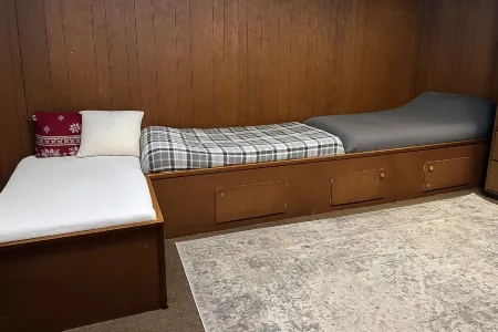 Cabin-like feel in the City, Steps from the trail and Downtown Cheboygan Отели в г. Чебойган