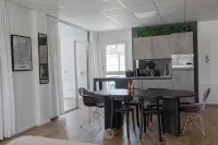 Perfect city center location, 107 sqm, directly at the opera house in suite flair with balcony!