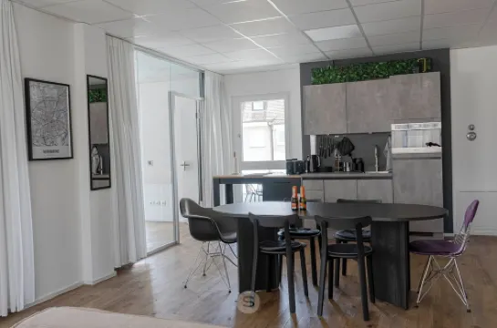 Perfect city center location, 107 sqm, directly at the opera house in suite flair with balcony!