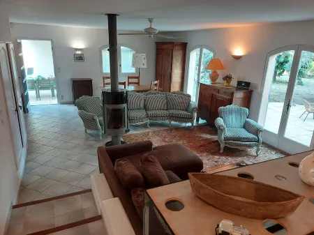 Mas of 150 M2 Saint Rémy de Provence, large swimming pool on well wooded land.