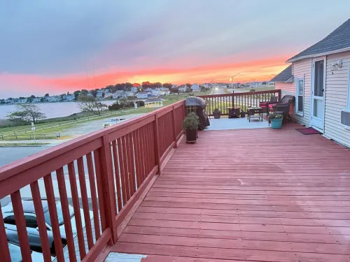 Charming 2-bedroom building in delightful Hull with ocean view Hotels in Hull