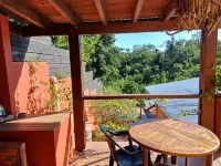 Quiet little hut surrounded by vegetation... Hotels in La Montagne