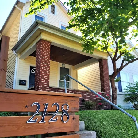 Renovated Apartment with Modern Amenities, Fenced-In Back Yard -Downtown Ashland