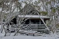 Cuff'n'Collar Stable Chalet