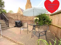7 Mins to Gatwick Airport, Easy Commute to London! Comfortable King Size Bed! - Wifi