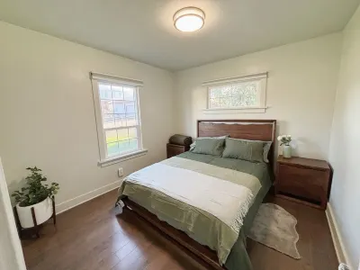 Cozy and bright 4-bedroom cottage in Renton Hydroplane and Raceboat Museum附近的飯店