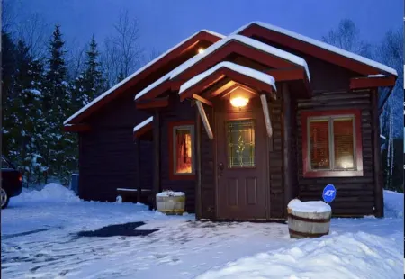 Private indoor pool & hot tub, 10 minutes to Gore, 25 minutes to Lake George