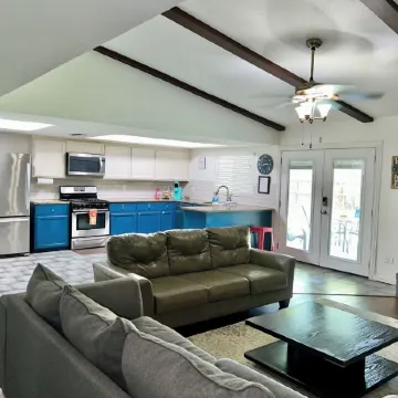 FRESHLY renovated home. Carrollton, DFW